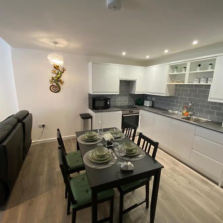 Modern 2 Bedroom Apartment, With Car Parking. Bitton Exteriör bild