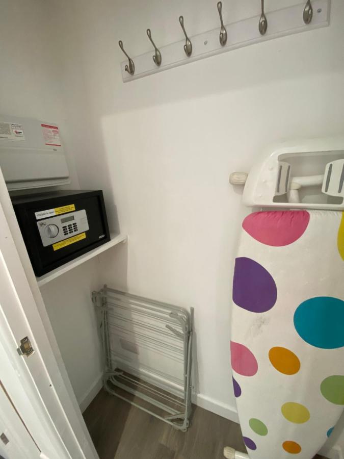 Modern 2 Bedroom Apartment, With Car Parking. Bitton Exteriör bild