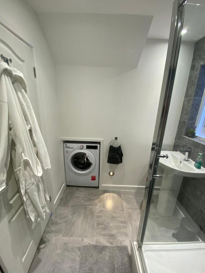 Modern 2 Bedroom Apartment, With Car Parking. Bitton Exteriör bild